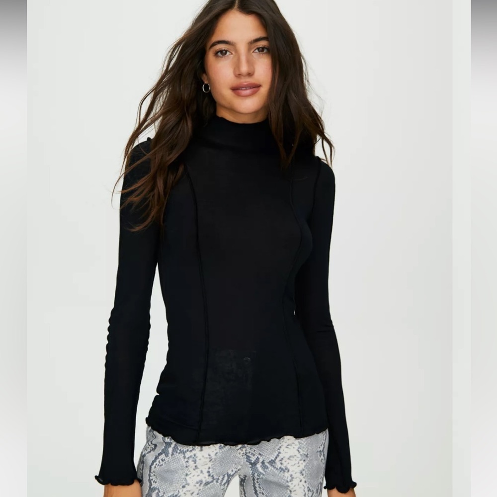 Aritzia Wilfred Free Orbit long sleeve turtleneck lightweight top size XS NWT